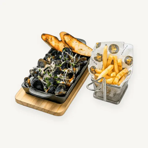 Mussels in cream sauce with toast and fries